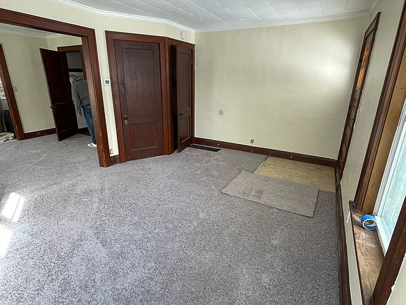 Newly installed carpet, entrance/living room. Freshly painted walls.