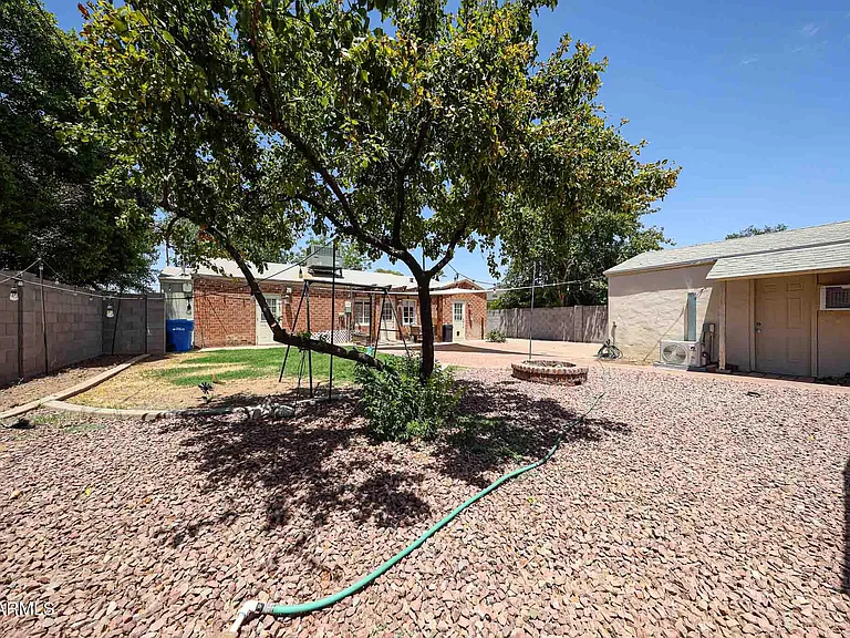 1317 W Holly St — Photo 42
