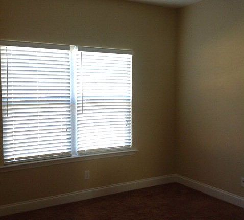 3rd image of 129 NE Canterbury Dr