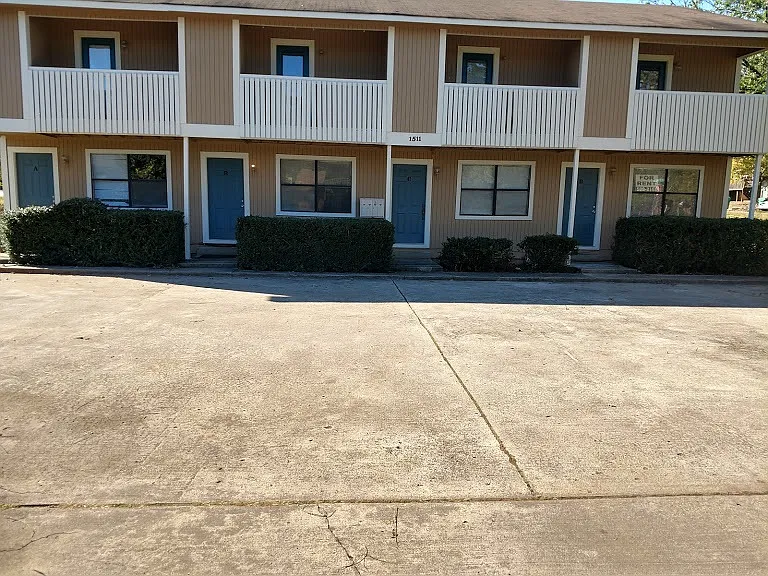 2 bed, 1.5 bath, 900 sqft, $975 — Photo 1