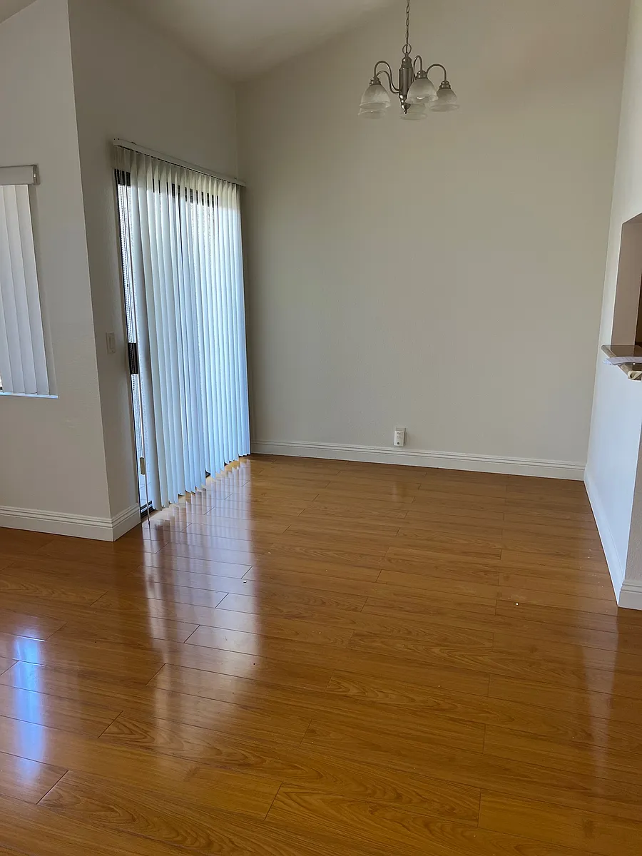 Building Photo - 396 W Dryden St #203