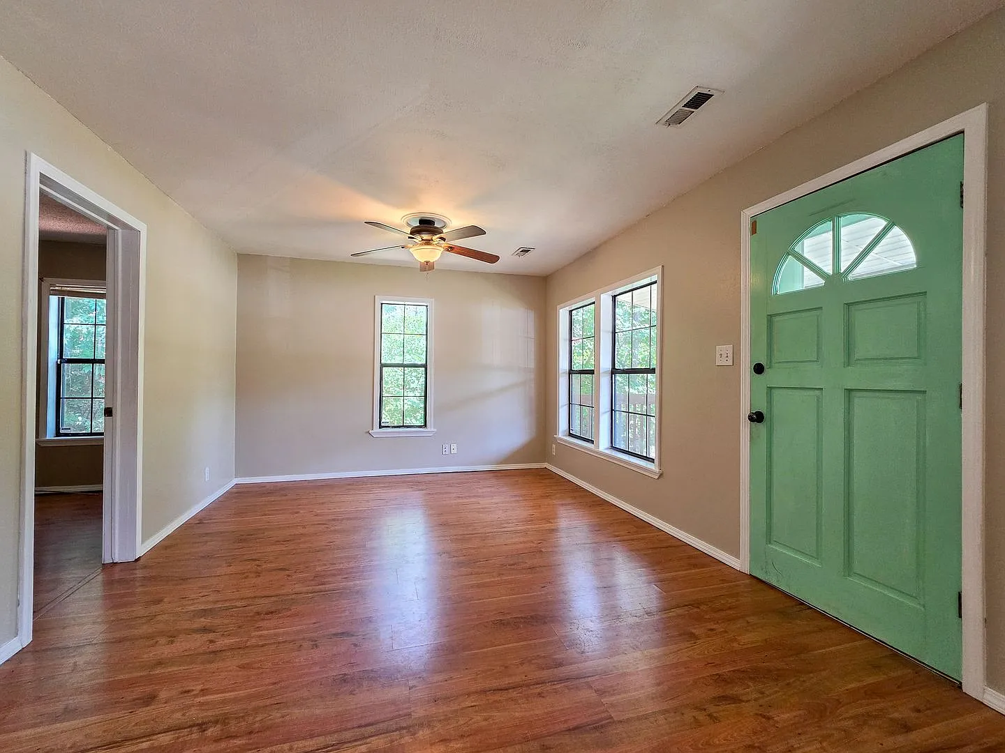 Charming 3 Bed 1.5 Bath home walkable to campus — Photo 4