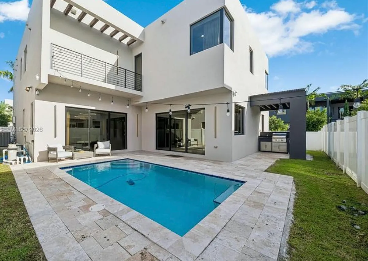 5 bed, 3690 sqft, $9,750 — Photo 4