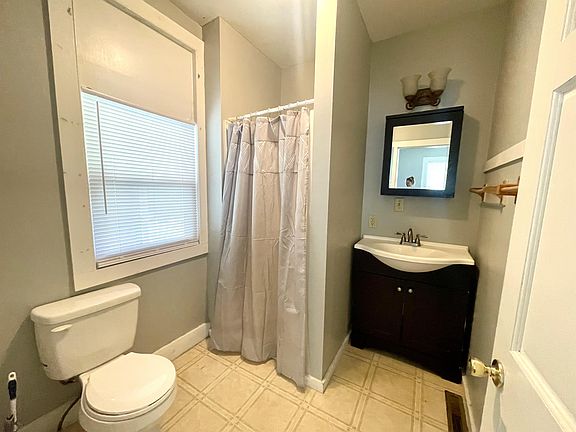 5th image of 73 Groton Ave #1