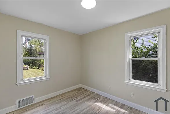 27334 Notre Dame St — Photo 9