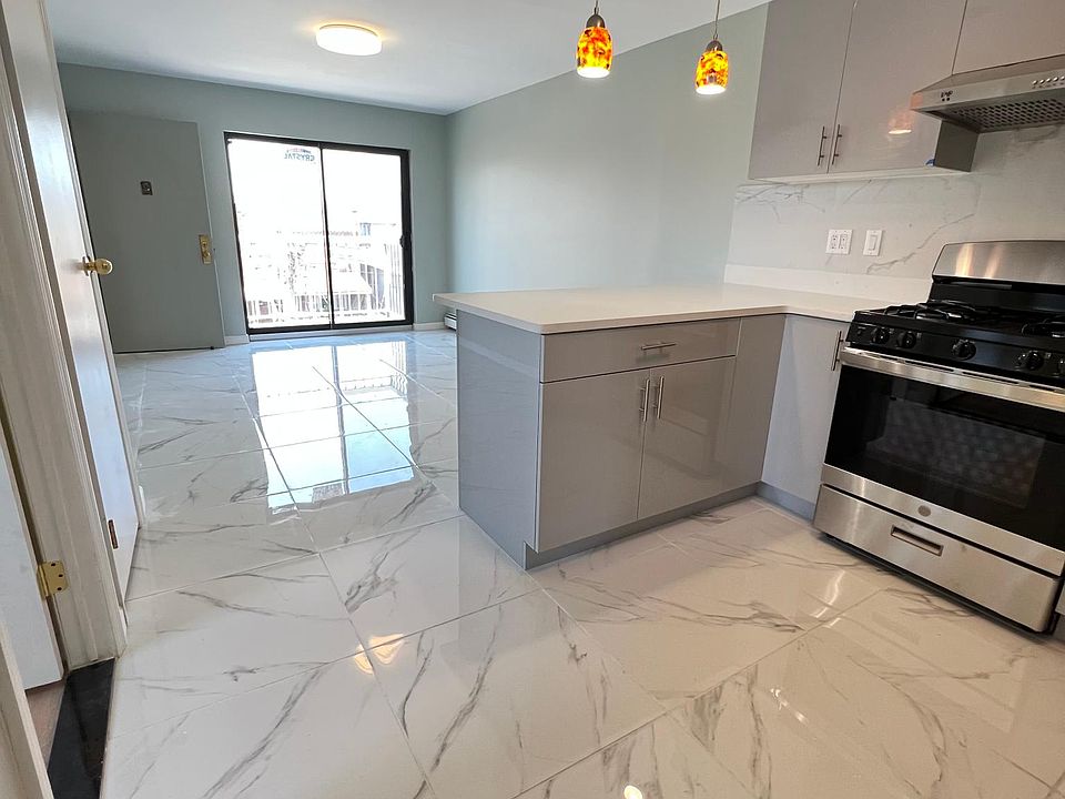 1st image of 127 E Bay 46th St #3