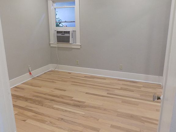 4th image of 909 W University Ave