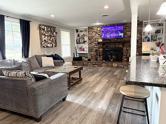 5th image of 121 Grandview Cir
