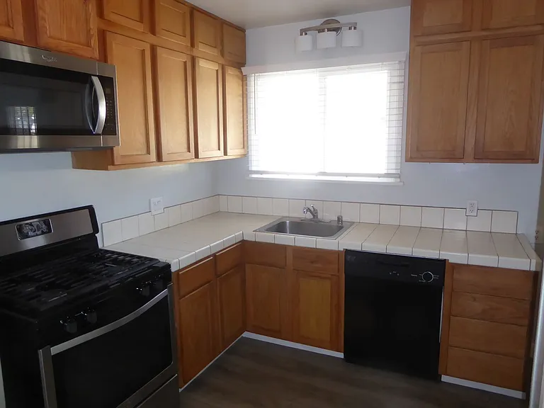 2031 N Parish Pl — Photo 15