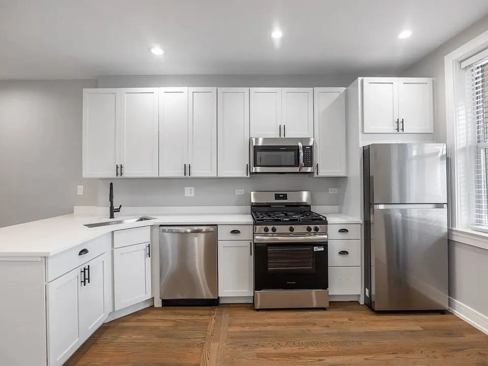 5450 N Paulina St #2F