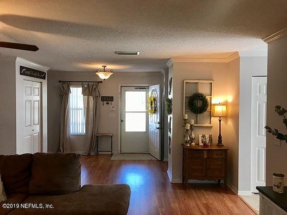 3rd image of 1115 Meadows Dr