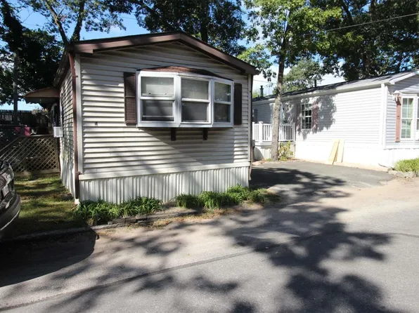 229 W Montauk Highway #4, Hampton Bays, NY 11946