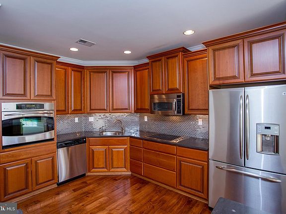 3rd image of 2321 Meridian Blvd #2321
