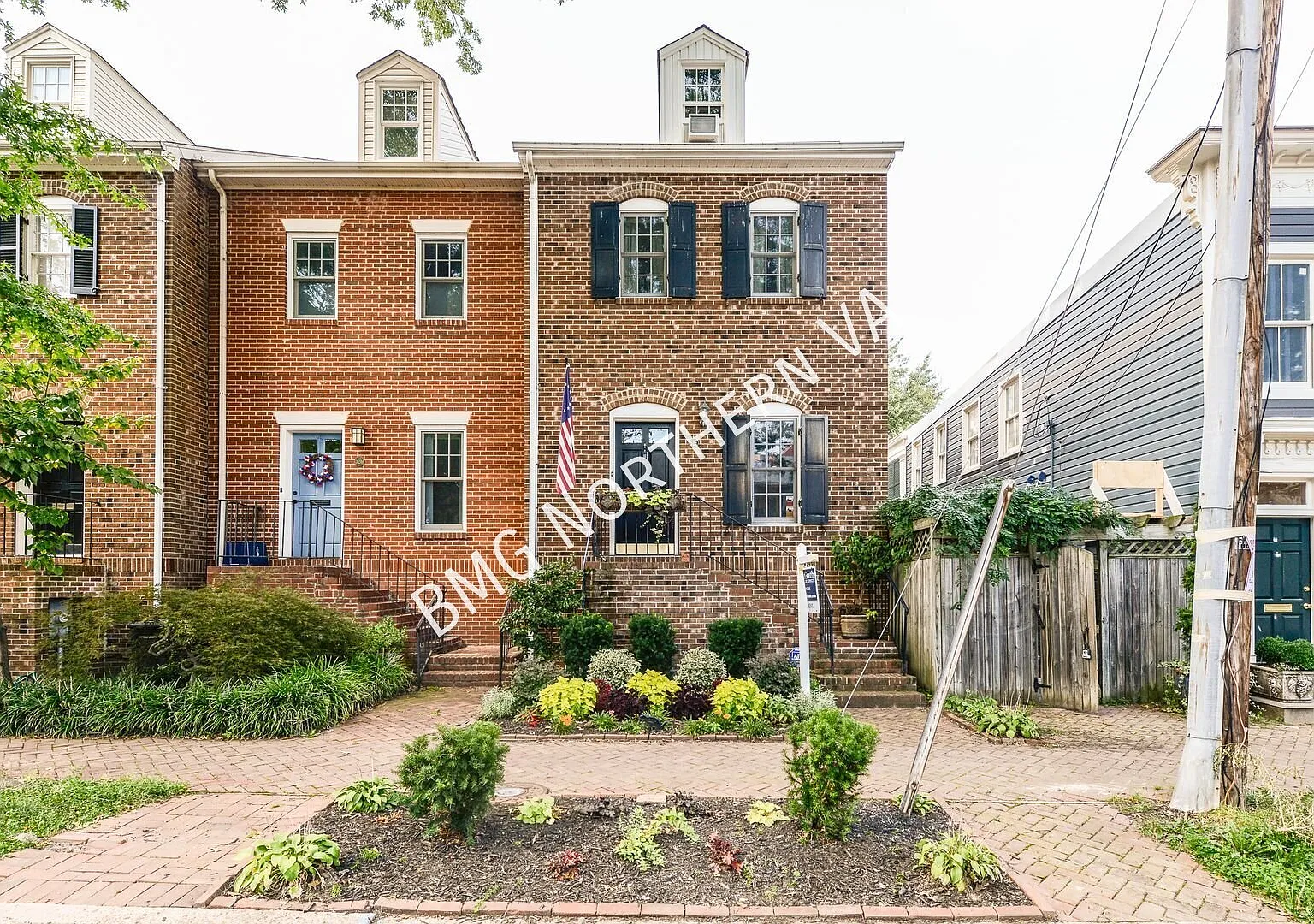 Stunning 3 Bed 3.5 Bath End-Unit Brick Townhome In Carriage Works — Photo 1