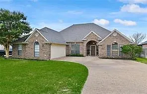 4902 Park Hampton Dr — Photo 1