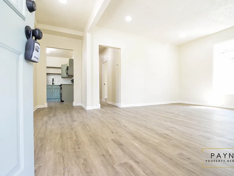 2609 Thomas St — Photo 3