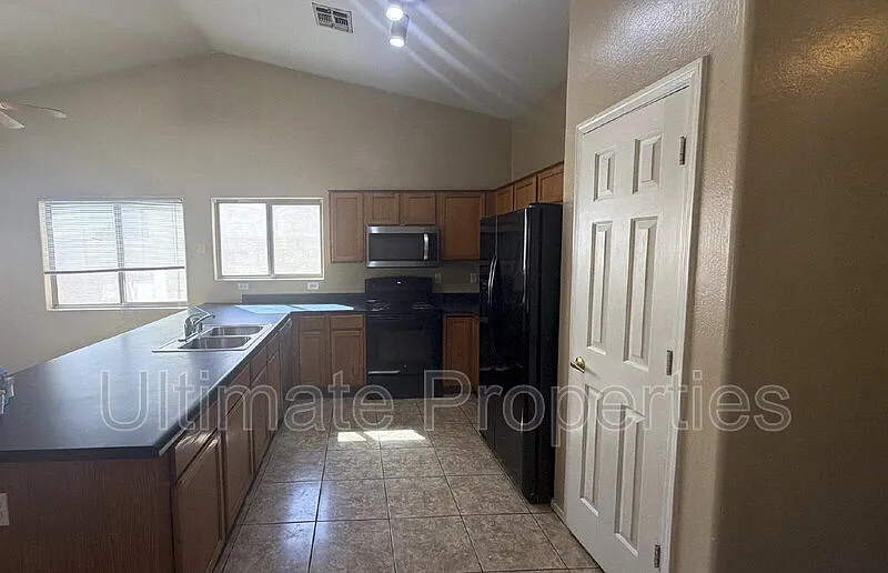 4 bed, 2.0 bath, 1965 sqft, $2,195 — Photo 2