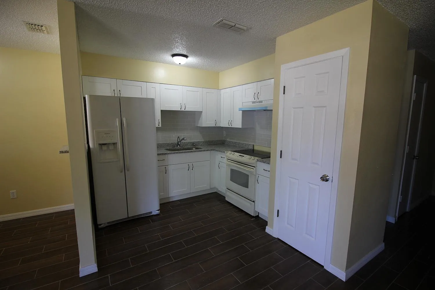 3 bed, 1.5 bath, 1066 sqft, $1,900 — Photo 4