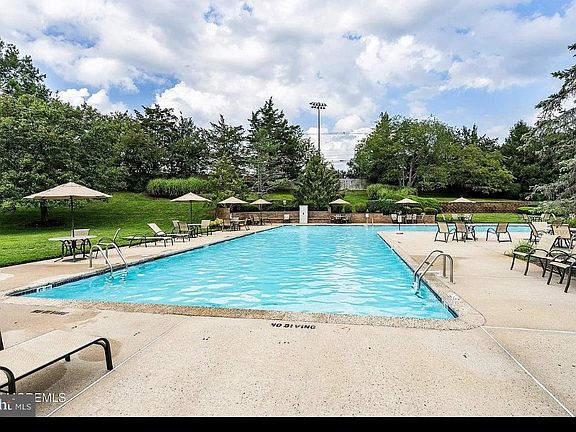 4th image of 162 Impatiens Ct
