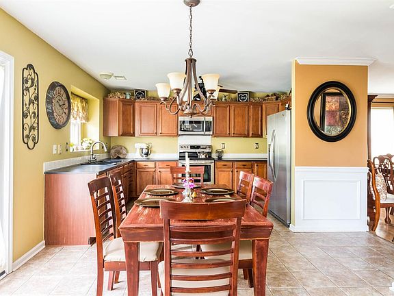 5th image of 485 Amberley Dr