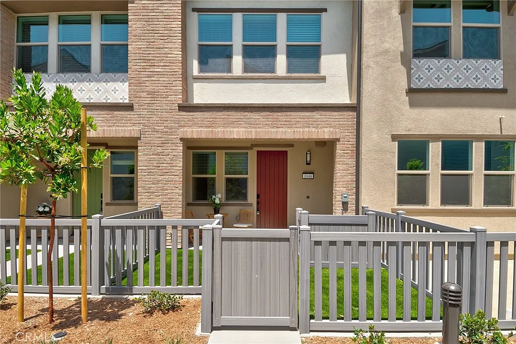 2 bed, 1.5 bath, 910 sqft, $3,450 — Photo 1