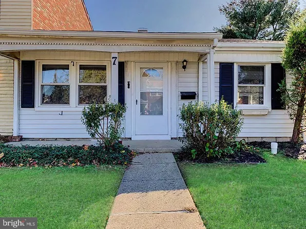 7 Farragut Ct, Willingboro, NJ 08046