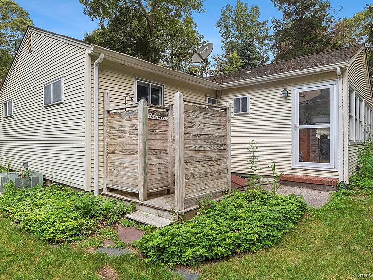 115 W Cove Rd — Photo 13
