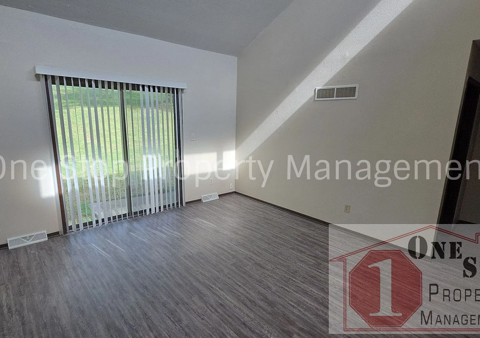 Beautiful 2 Bedroom 1.5 Bathroom in Independence! — Photo 4