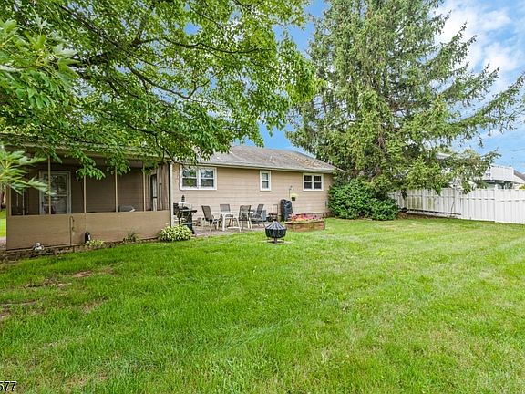 5th image of 92 Louise Dr