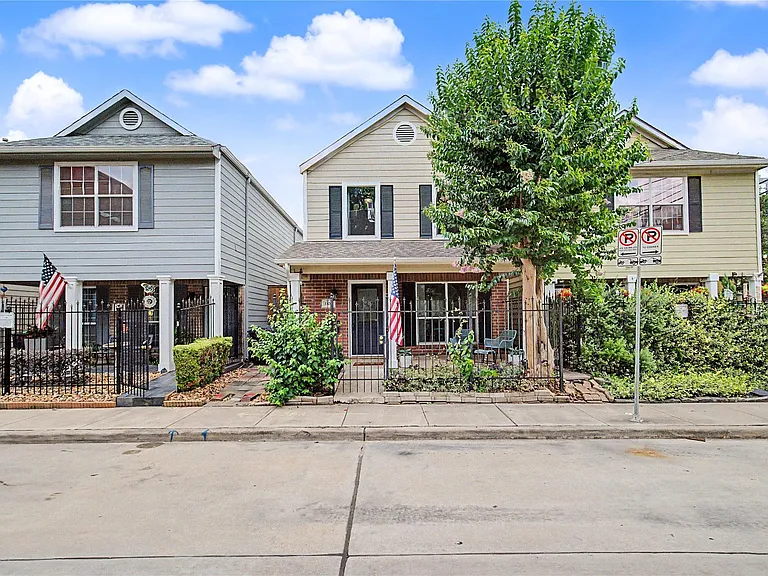 1104 Buckner St — Photo 3