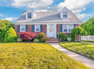 484 Chelsea Rd, Oceanside, NY 11572