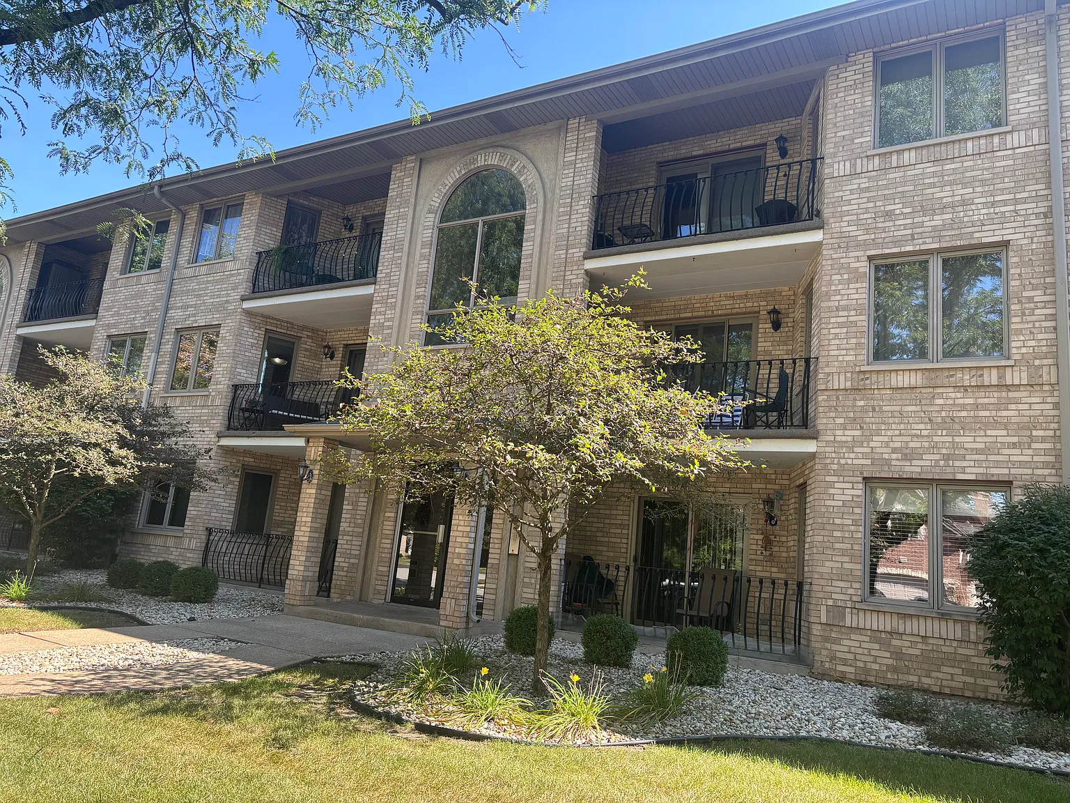 2 bed, 1200 sqft, $2,200 — Photo 1