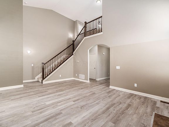5th image of 372 Hanton Way