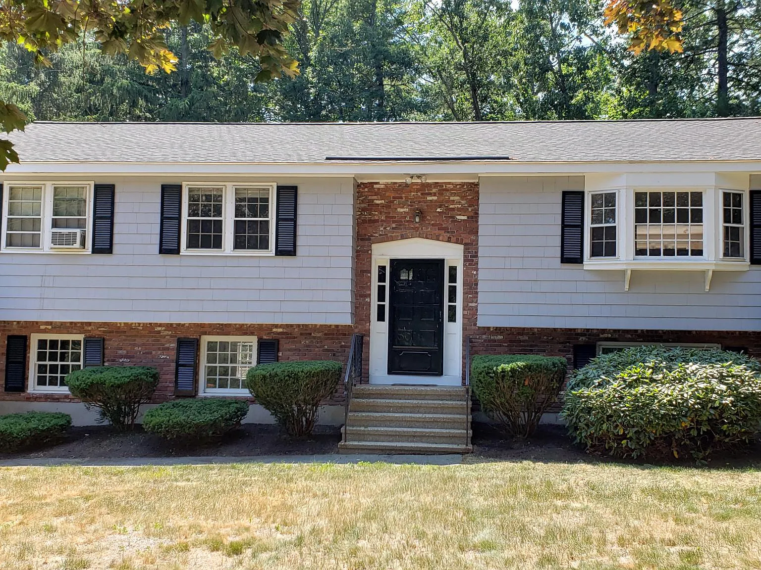 4 bed, 2.5 bath, 2200 sqft, $4,900 — Photo 3