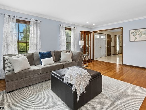 3rd image of 220 Queens Ln