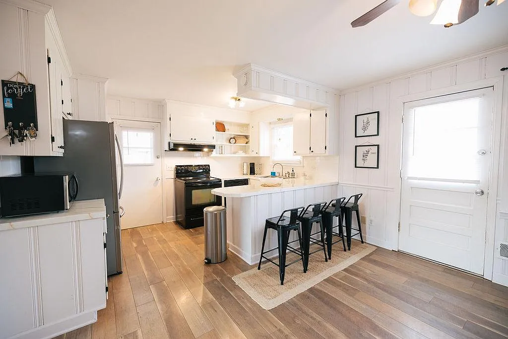 2107 W Cambridge Dr — Photo 2