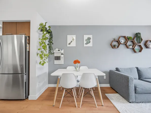 221 E 3rd St #209, North Vancouver, BC V7L 0C1