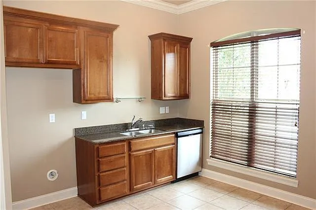 Large kitchen, tenant may use their own refrigerator