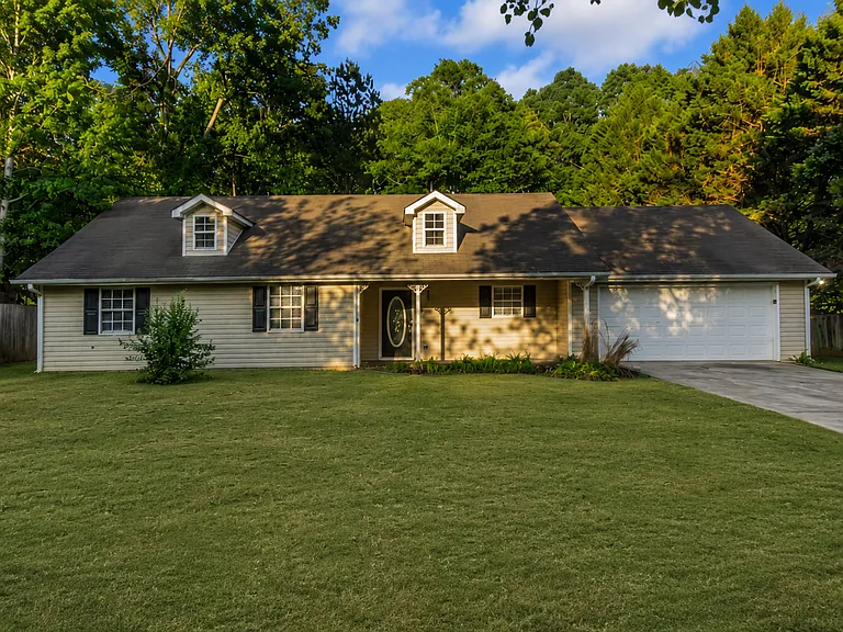 585 Mountainview Dr — Photo 1