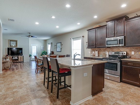 2nd image of 10526 Royal Est
