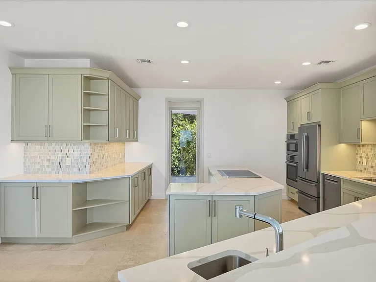 5801 Gulf Of Mexico Dr — Photo 13