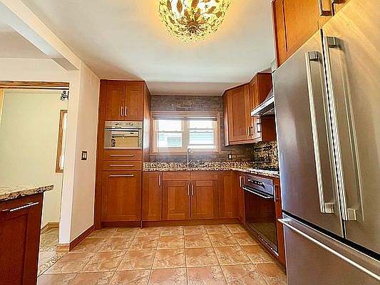 1st image of 82 Zoe St Floor 2