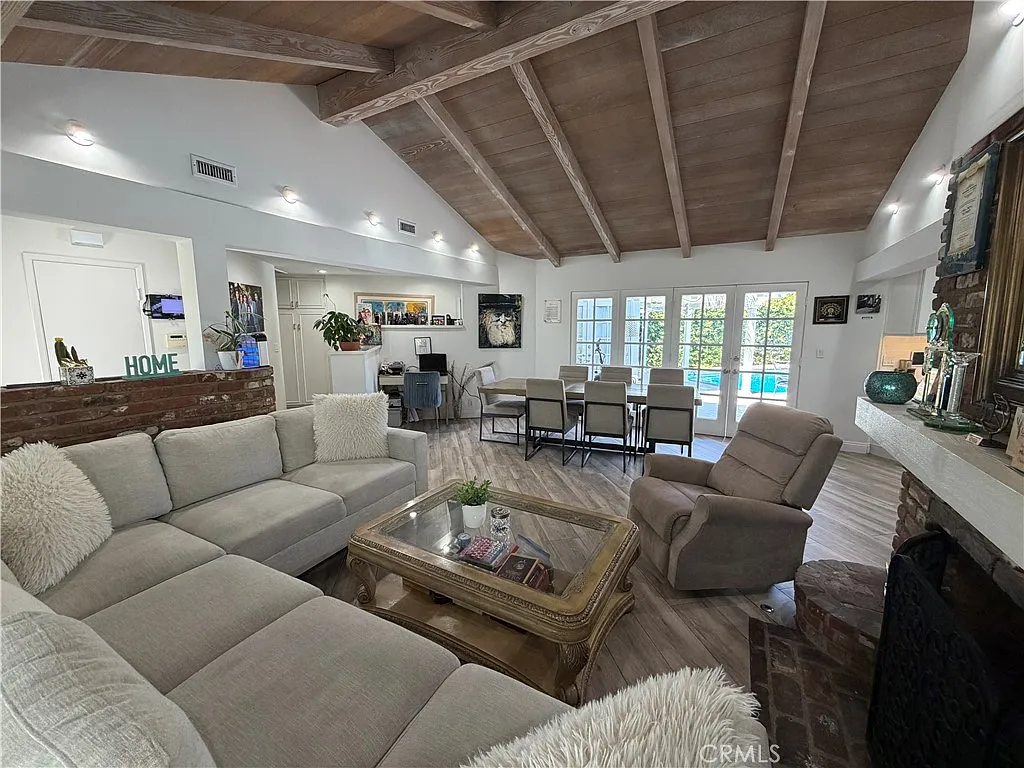 4 bed, 2387 sqft, $7,750 — Photo 2