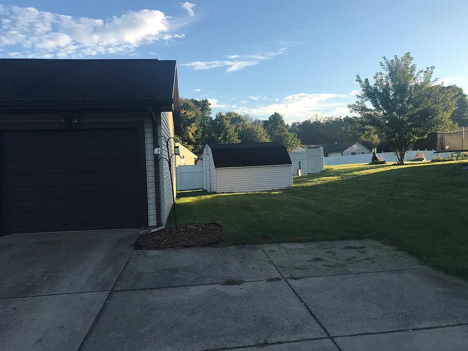 2nd image of 300 Hickory Ct