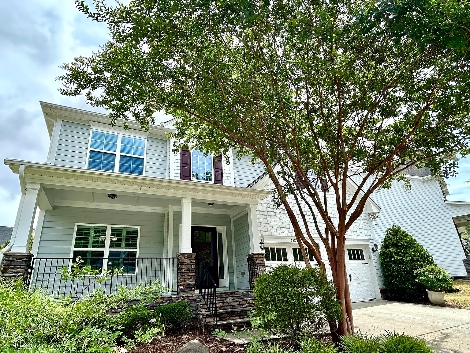 4 bed, 2440 sqft, $2,900 — Photo 2
