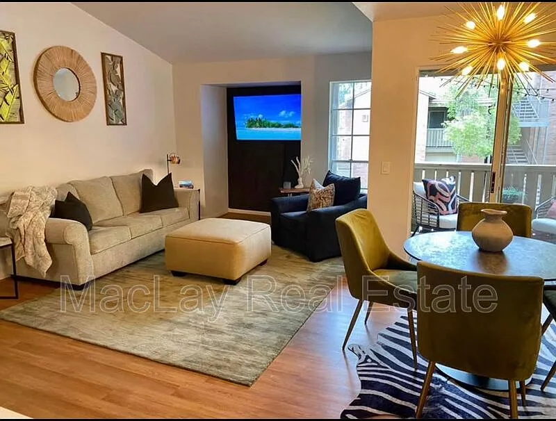 2 bed, 2.0 bath, 941 sqft, $1,800 — Photo 2