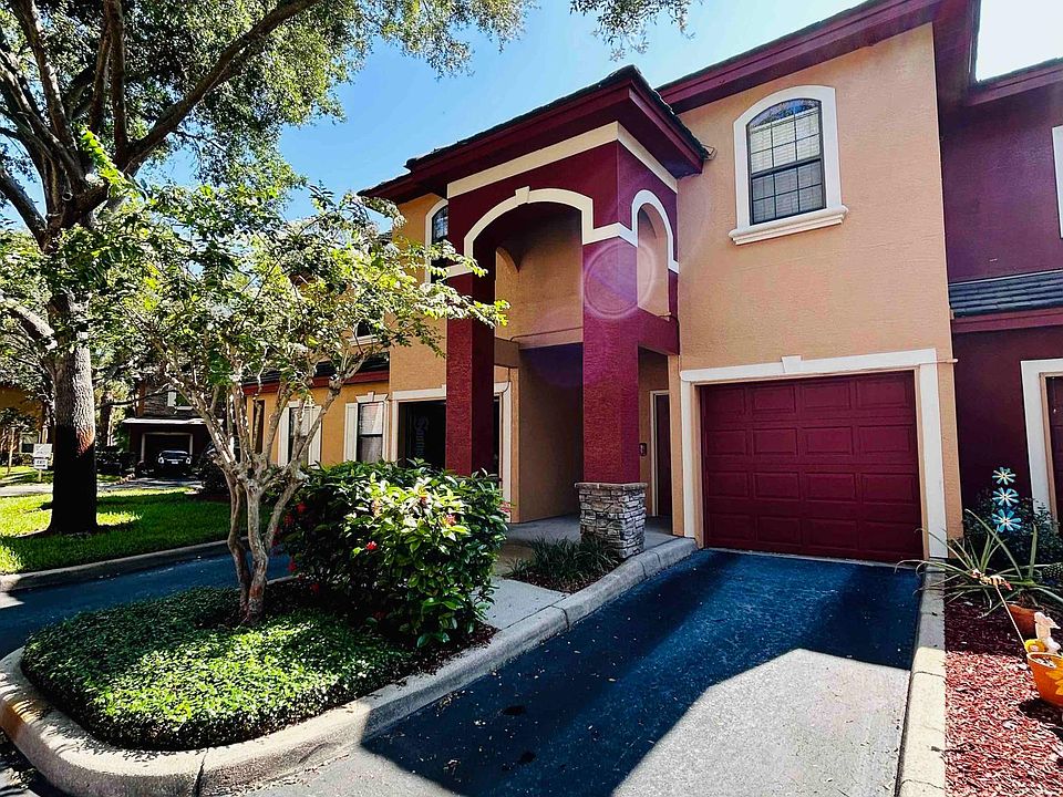 Townhome w driveway and private garage