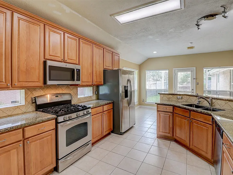 3323 Pioneer Bend Ln — Photo 10
