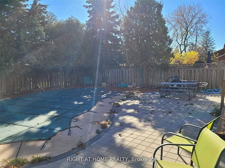 1080 Glenashton Dr #UPPER — Photo 35