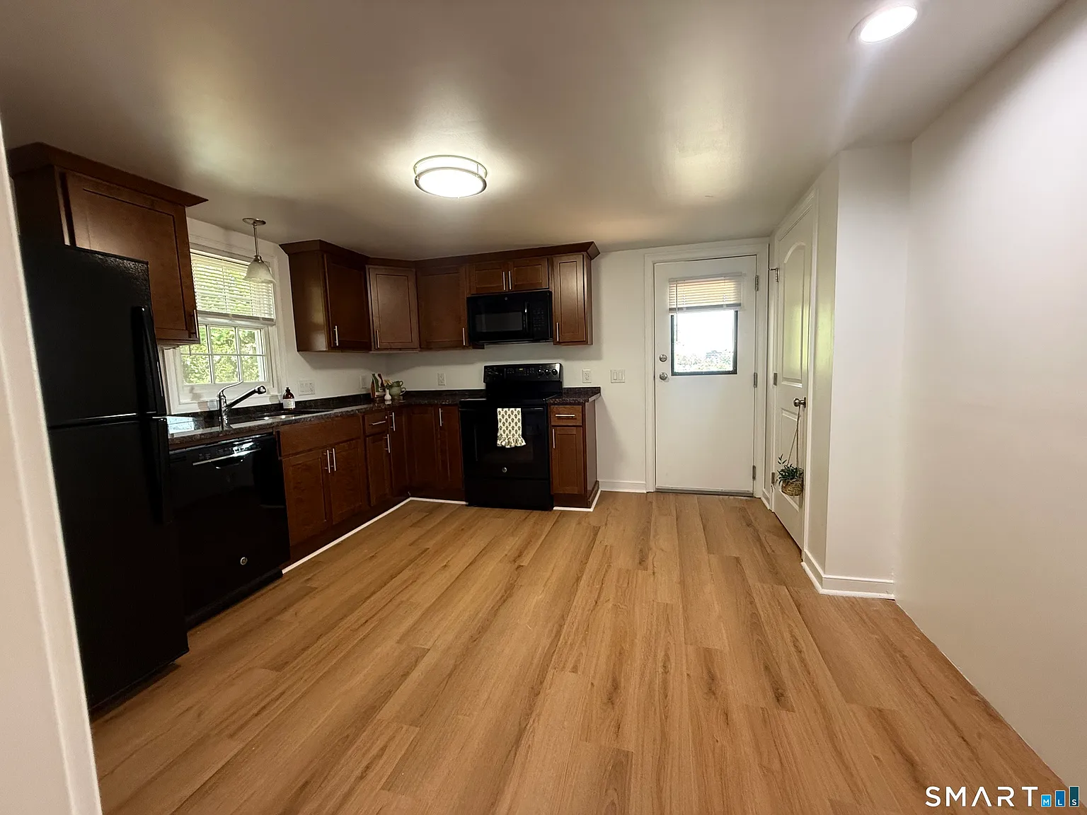 3 bed, 2.0 bath, 725 sqft, $2,275 — Photo 1